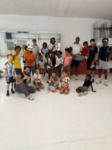 Les enfants et les moniteurs du camp d'été 2026 First Move au studio de danse