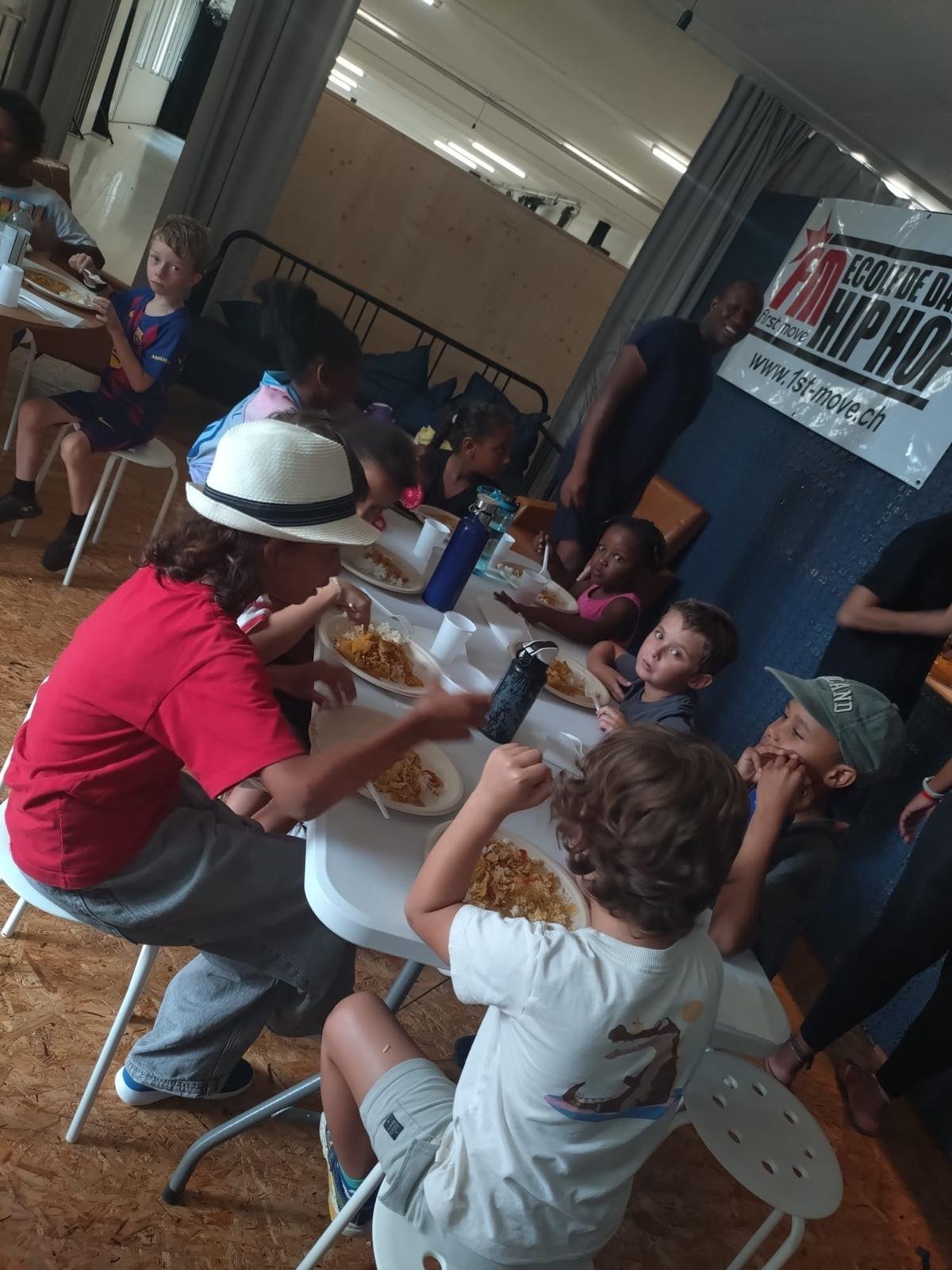 Repas partagé au studio pendant le camp d'été 2026 First Move
