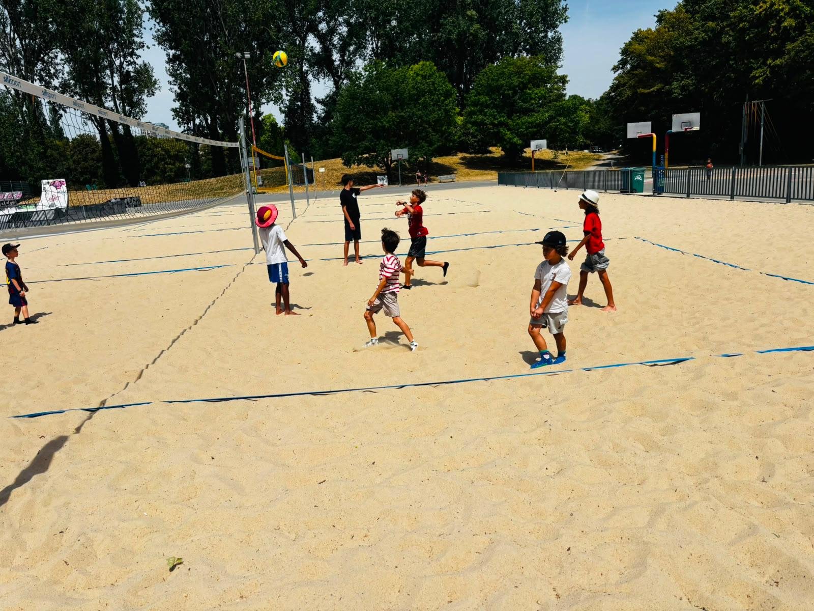 Beach-volley au parc pendant le camp d'été 2026