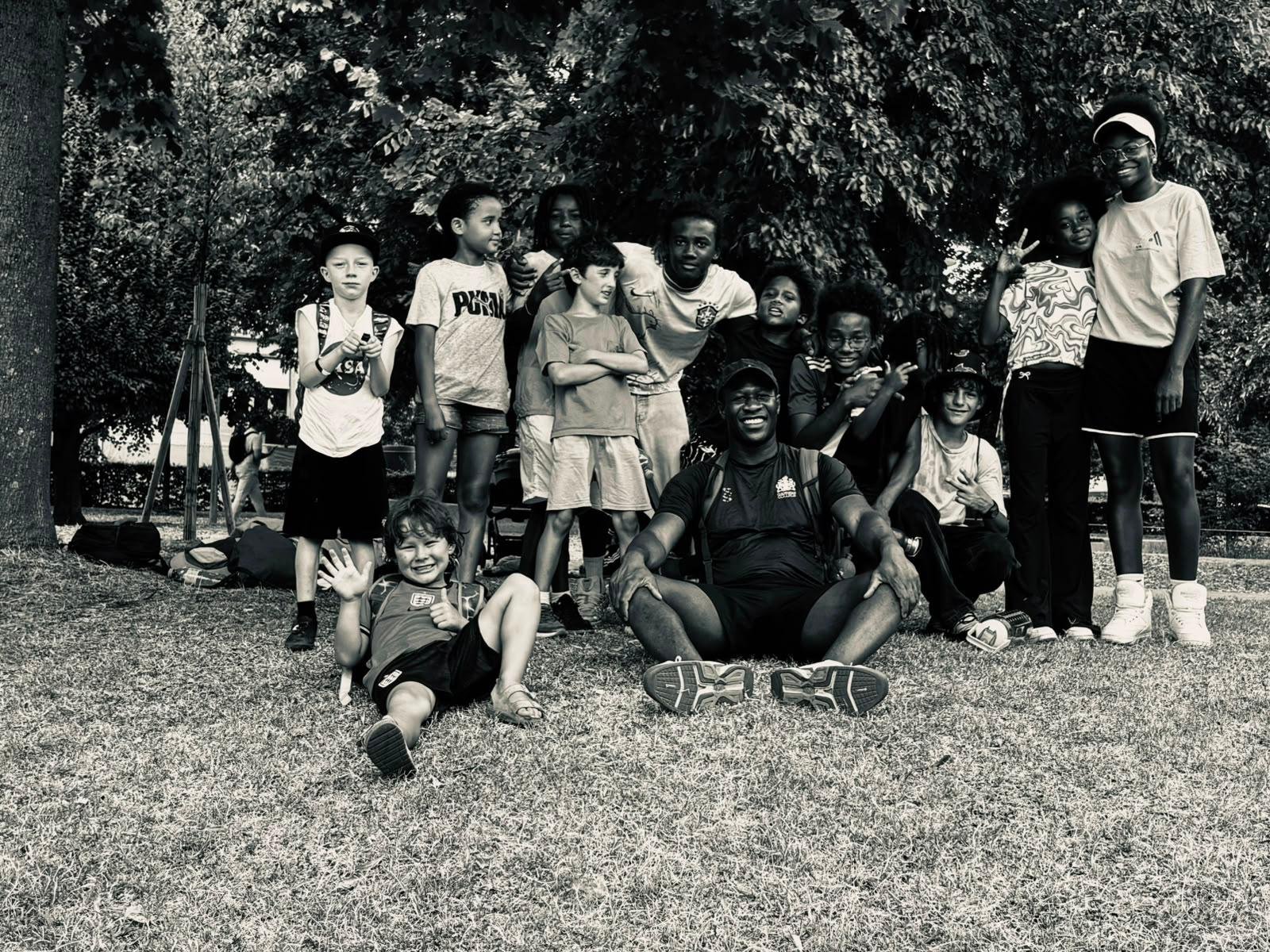 Sortie au parc et jeux en plein air pendant le camp d'été 2026